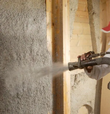 Proyección de celulosa en interior de vivienda.