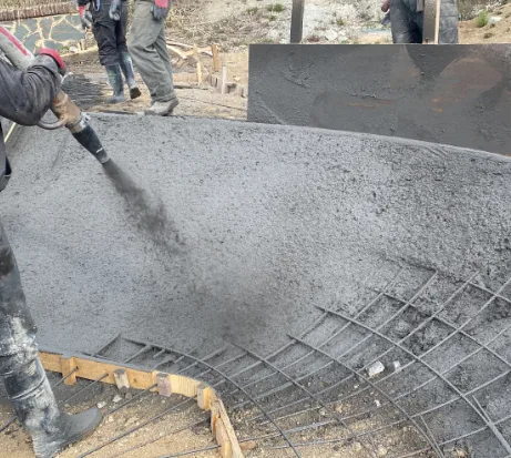 Ejecucion-gunitado-para-piscinas-sobre-armadura-metalica Proyección de mortero en el proceso de gunitado para piscinas sobre estructura de armadura metálica curvada