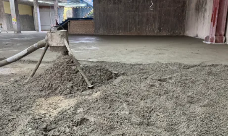 Proceso-aplicacion-plaston-solado-semiseco-industrial Proceso de extensión del plastón en una solera de mortero semiseco en obra industrial