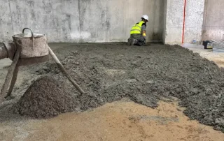 Aplicación de solado semiseco con mortero plastón en interior de obra