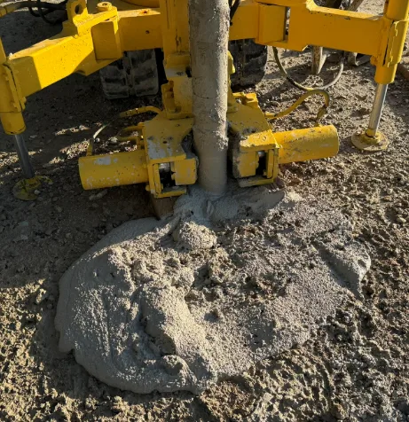 Inyección de lechada de cemento en obra con equipo hidráulico sobre terreno compactado
