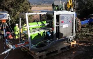 Bomba UP 440 GE de Mai International inyectando lechada de cemento en obra sobre terreno natural