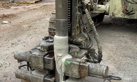 Detalle de perforación en obra para inyección de lechada de cemento en consolidación de terrenos