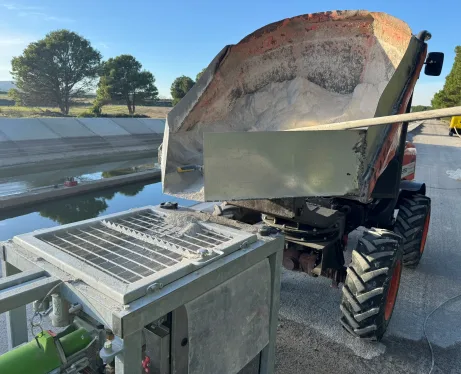 Preparación de la mezcla de lechada de cemento con carga de materiales en obra hidráulica