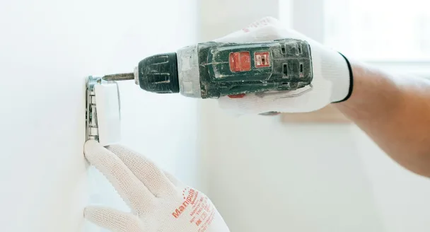 Herramientas eléctricas para construcción con taladro en instalación de pared