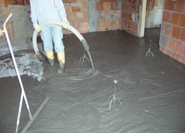 Cellular concrete pumping during floor screed installation Ventajas del bombeo de hormigón