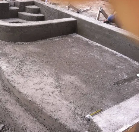 Piscina recién gunitada con la máquina BUNKER CLB 18R, proyección uniforme con equipo UBIP Piscina recién gunitada con la máquina BUNKER CLB 18R, proyección uniforme con equipo UBIP