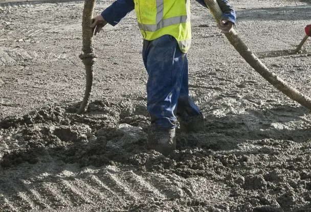 Pumped cellular concrete application on site Mantenimiento de las bombas de hormigón