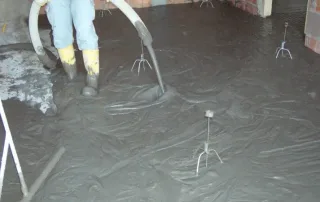 Aplicación de hormigón ligero con espuma técnica POLYTECH® durante obra interior