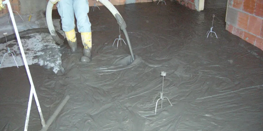 Vertido de hormigón ligero con equipo UBIP Aplicación de hormigón ligero con espuma técnica POLYTECH® durante obra interior