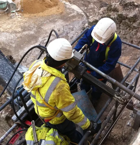 Planificación y coordinación de trabajos en obra con maquinaria Trabajos en obra con planificación previa y coordinación del equipo para mejorar el rendimiento y la seguridad