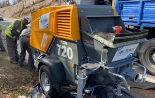 Maquinaria de proyección trabajando en obra para mejorar la productividad y la eficiencia en los procesos constructivos